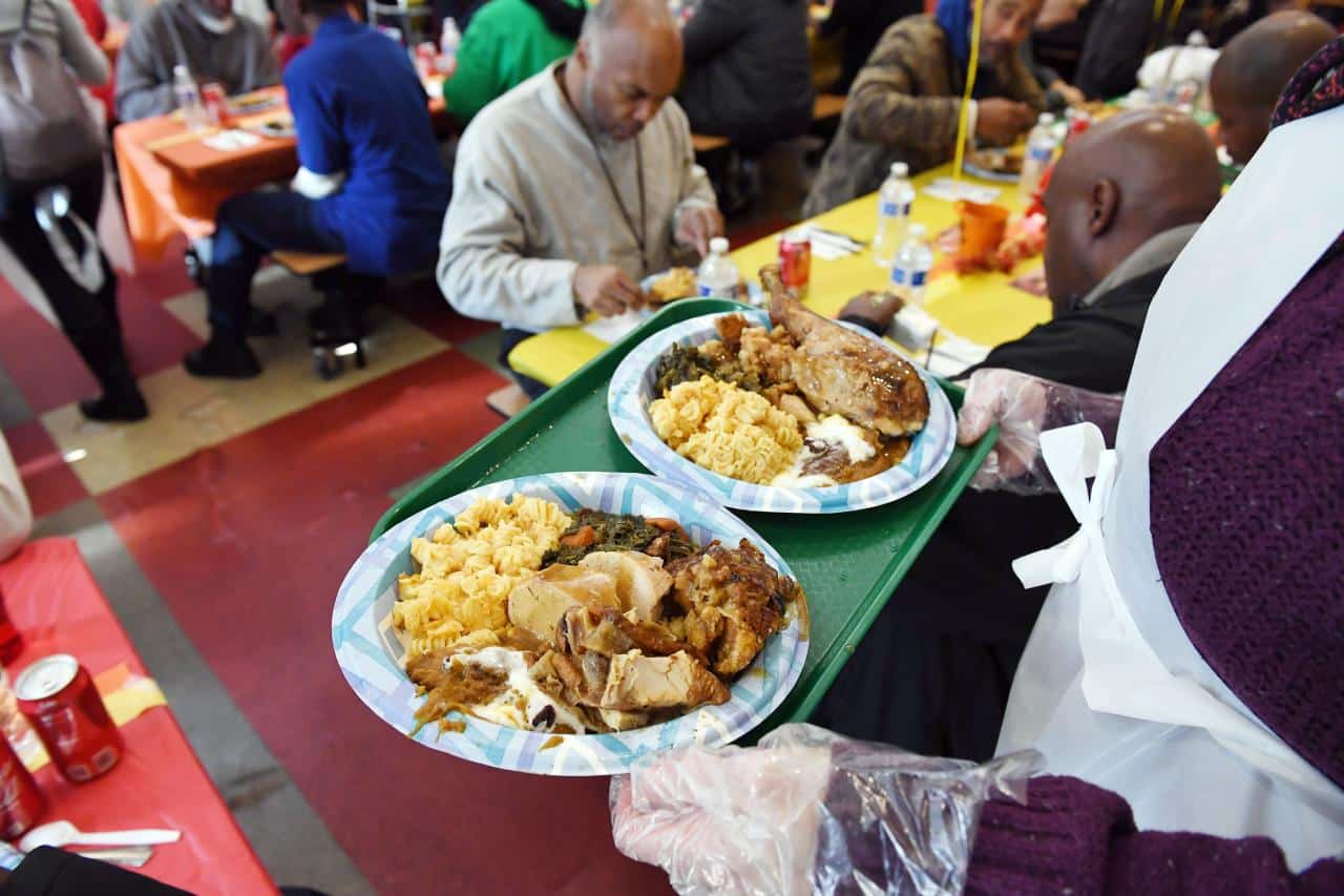 Thanksgiving volunteering opportunities near me